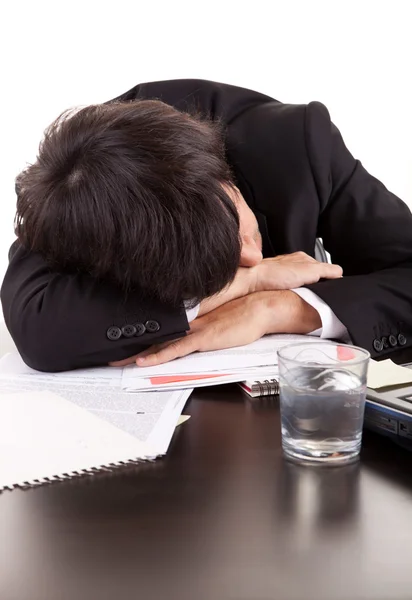 Geschäftsmann schläft über dem Schreibtisch — Stockfoto