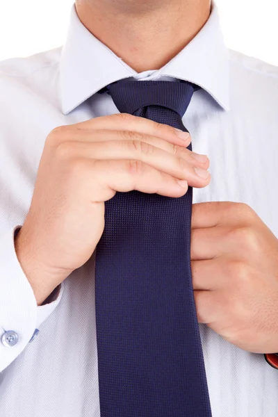 Деловой человек чинит галстук — стоковое фото