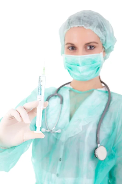 Enfermeira segurando uma seringa — Fotografia de Stock