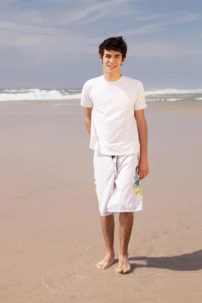 해변에서 편안한 남자 — 스톡 사진