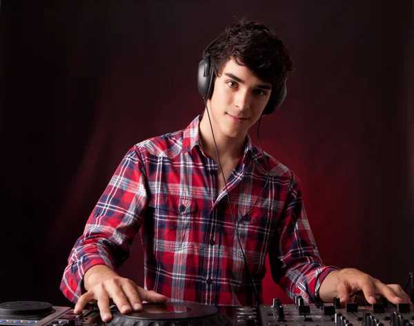 Joven y guapo DJ — Foto de Stock
