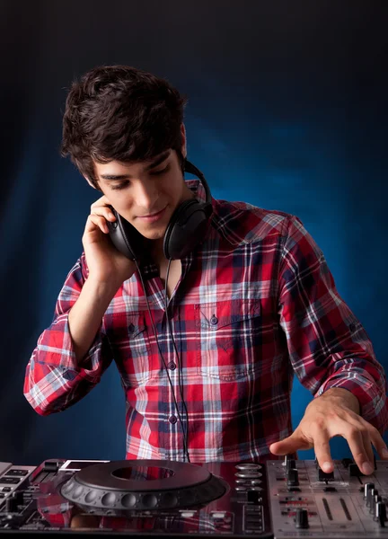 Jovem e bonito DJ — Fotografia de Stock