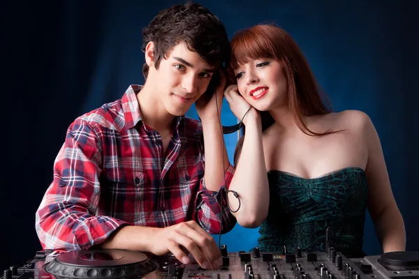 Casal jovem de DJs — Fotografia de Stock