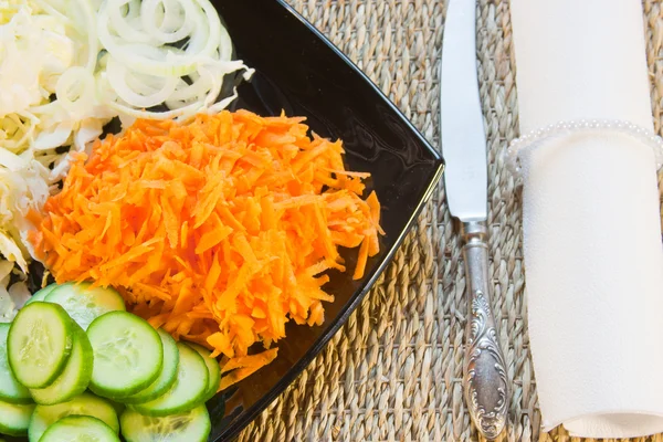 Le verdure di taglio su un piatto sono magnificamente decorate — Foto Stock