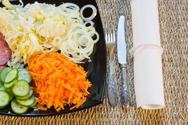 Le verdure di taglio su un piatto sono magnificamente decorate — Foto Stock