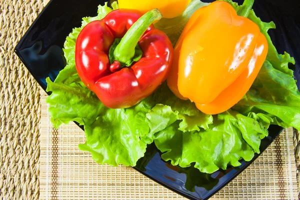 Bulgarische Paprika von roter und gelber Farbe und Blätter von let — Stockfoto