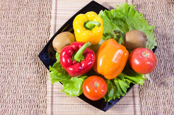 Bulgarische Paprika, Kiwi und Salatblätter — Stockfoto