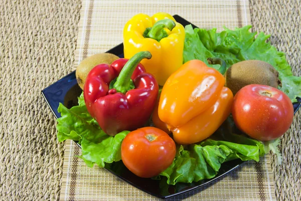 Bulgarische Paprika, Kiwi und Salatblätter — Stockfoto