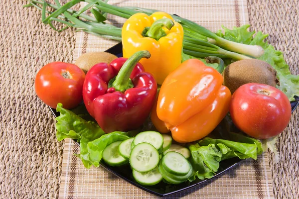 Bulgarische Paprika, Gurken und Salatblätter — Stockfoto