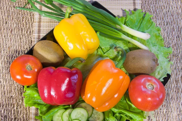 Bulgarische Paprika, Gurken und Salatblätter — Stockfoto