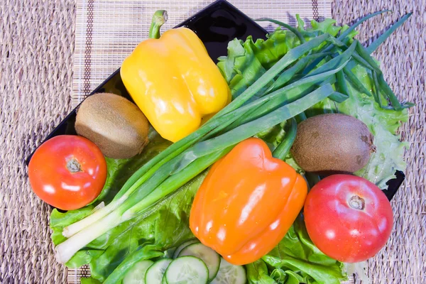 五颜六色的水果和蔬菜躺在一碟上 — 图库照片