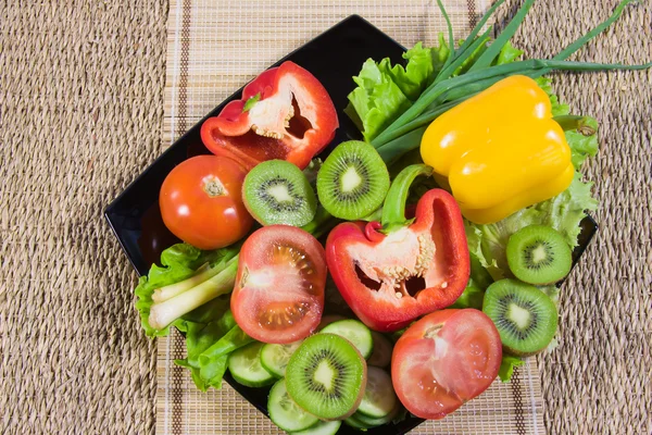 La frutta e le verdure varicoloured si trovano su un piatto — Foto Stock
