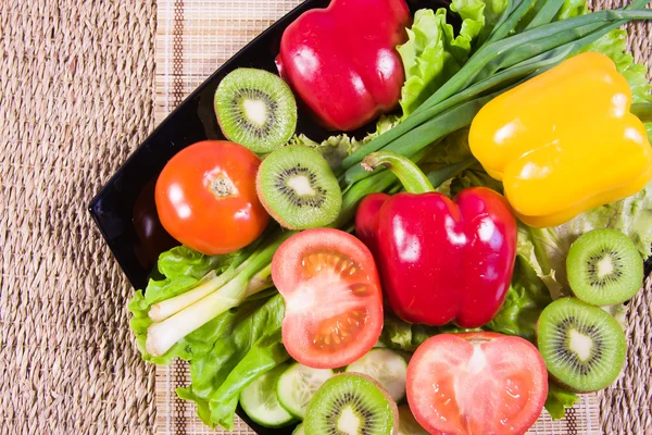 Gekleurde groenten en fruit liggen op een schotel — Stockfoto