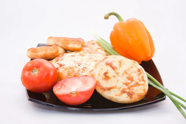 Cuocere su un grande piatto con pomodori maturi e cipolle verdi su — Foto Stock