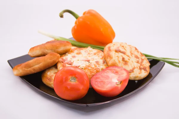 Cozimento em uma grande bandeja com tomates maduros e cebolas verdes em — Fotografia de Stock