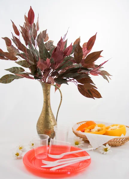 Plast disponibel köksredskap och skålar med hackad paprika — Stockfoto