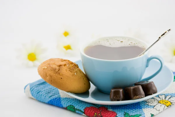 Xícara de café quente em um guardanapo — Fotografia de Stock