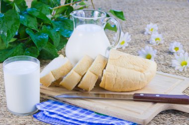 taze kesilmiş uzun somun ve süt bir sürahi