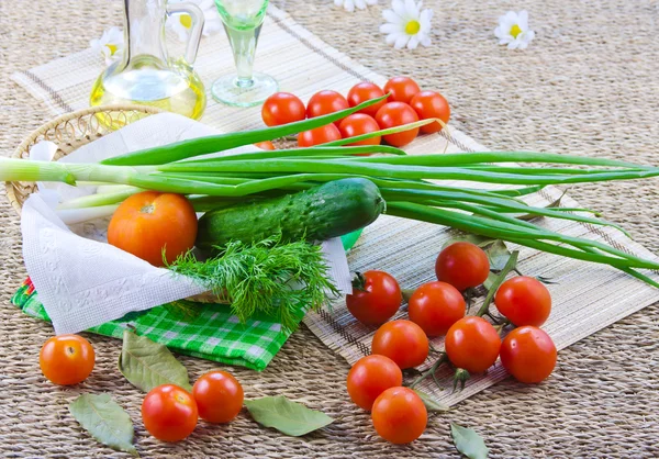 Dojrzałe czerwone pomidory i świeżej zieleni — Zdjęcie stockowe