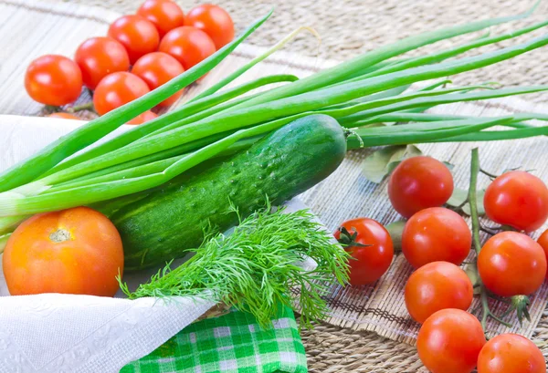 Reife rote Tomaten und frisches Grün — Stockfoto