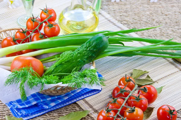 Rijpe rode tomaten en verse groen — Stockfoto