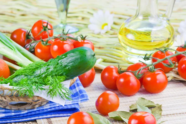 Dojrzałe czerwone pomidory i świeżej zieleni — Zdjęcie stockowe