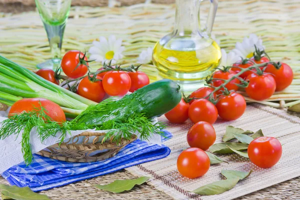 Mogna röda tomater och färsk grönska — Stockfoto