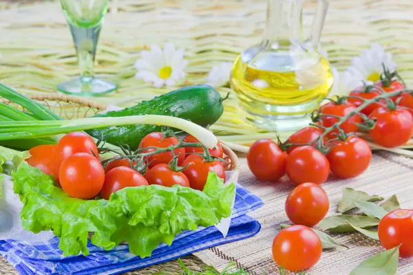 Tomates vermelhos maduros e verdura fresca — Fotografia de Stock