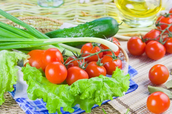 Tomates vermelhos maduros e verdura fresca — Fotografia de Stock