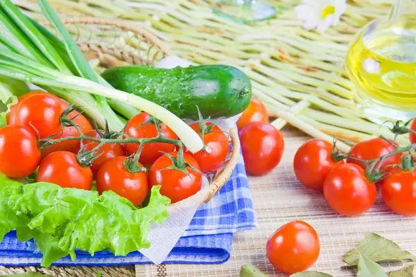 Tomates rojos maduros y vegetación fresca —  Fotos de Stock