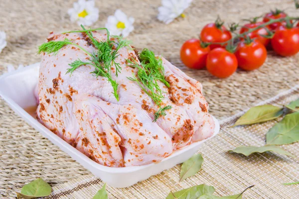 Carcaça de frango com tempero e tomate com vegetação fresca — Fotografia de Stock