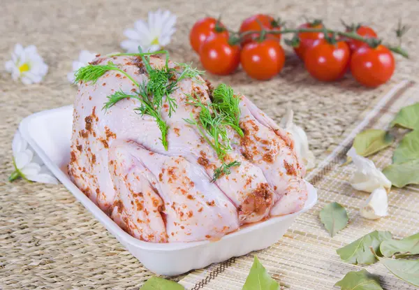 Carcaça de frango com tempero e tomate com vegetação fresca — Fotografia de Stock