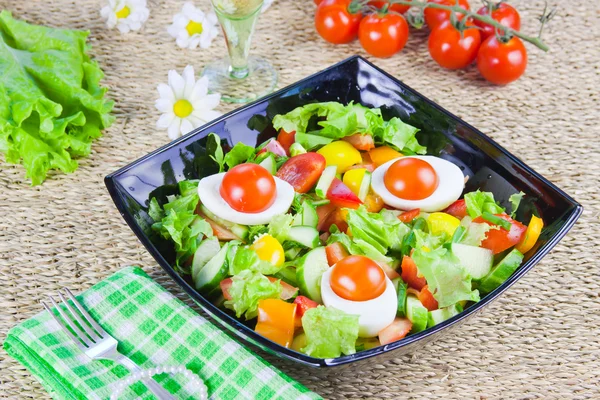 Sallad från grönsaker, färska grönska i en dekorativ dis — Stockfoto
