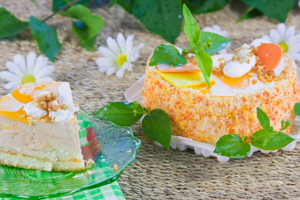 Ein leckerer süßer Kuchen ist wunderschön mit dem aufgeschnittenen Kuchen dekoriert — Stockfoto
