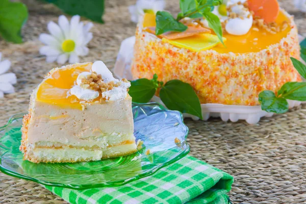 En läcker söt tårta är vackert inrett med den skära paj — Stockfoto