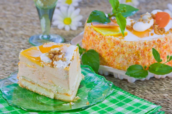 Ein leckerer süßer Kuchen ist wunderschön mit dem aufgeschnittenen Kuchen dekoriert — Stockfoto