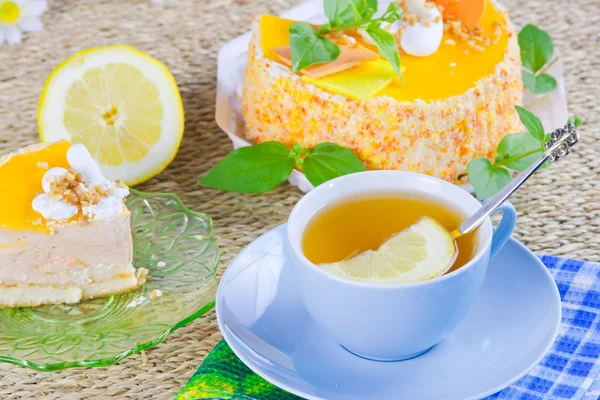 Ein leckerer süßer Kuchen ist schön dekoriert und Tasse Tee w — Stockfoto