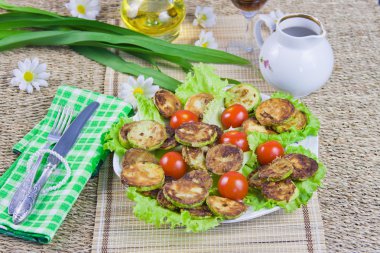 pişmiş sebze iliği domates ve yeşil yaprak marul