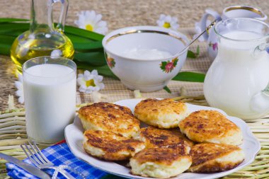 Kızarmış peyniri krep yemek ve süt