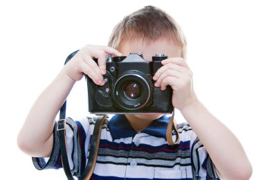 elinde beyaz zemin üzerinde bir kamera ile küçük çocuk