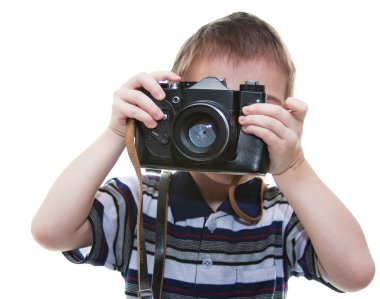 elinde beyaz zemin üzerinde bir kamera ile küçük çocuk