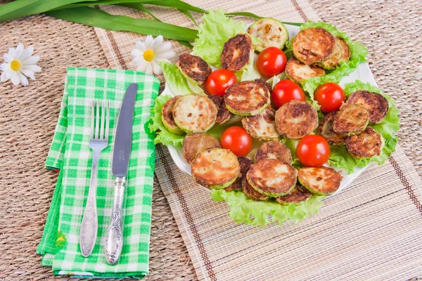 Midolli vegetali al forno con pomodori e lattuga verde — Foto Stock