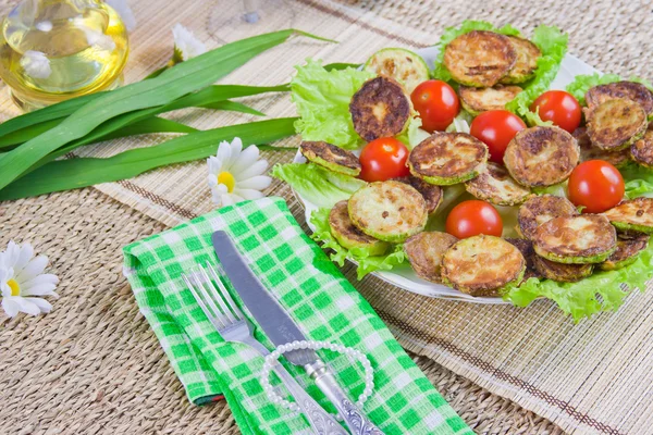 Gebackene Gemüsemark mit Tomaten und grünem Blattsalat — Stockfoto
