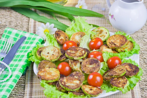 Bakade grönsaker squash med tomater och gröna blad sallad — Stockfoto