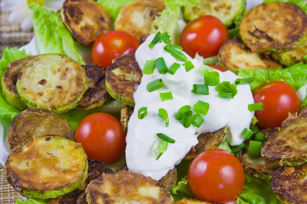 Midolli vegetali al forno con pomodori e lattuga verde — Foto Stock