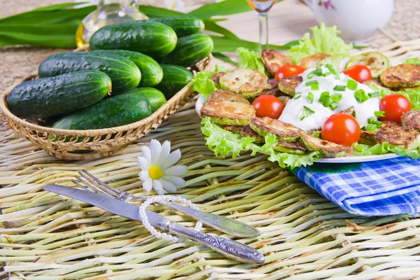 Gebakken groentemerg met tomaten en verse komkommers — Stockfoto