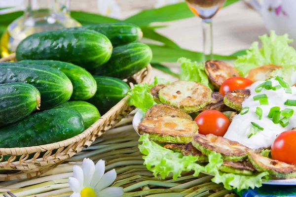 Gebakken groentemerg met tomaten en verse komkommers — Stockfoto