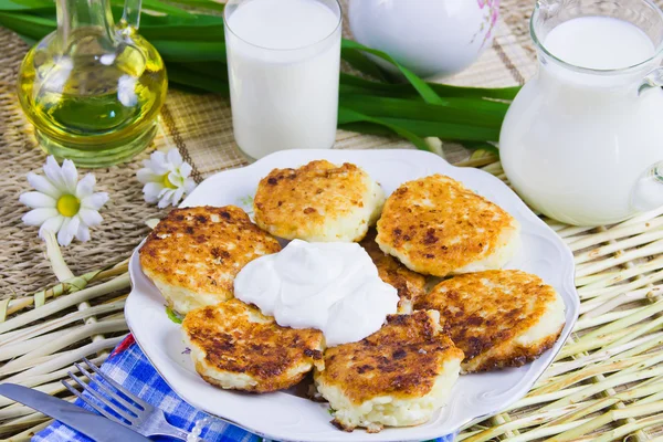 stock image Fried curd pancakes on a dish and milk