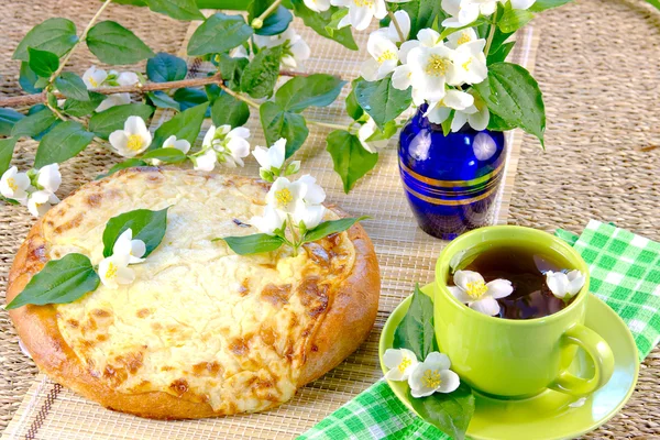 ジャスミンとジャガイモのパイとお茶 — ストック写真