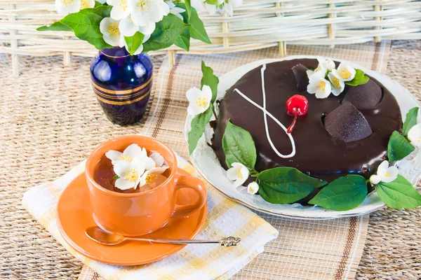 Grüner Tee mit Jasmin und Kuchen — Stockfoto